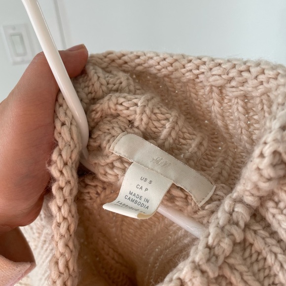 H&M oversized turtleneck knit sweater - Picture 2 of 3